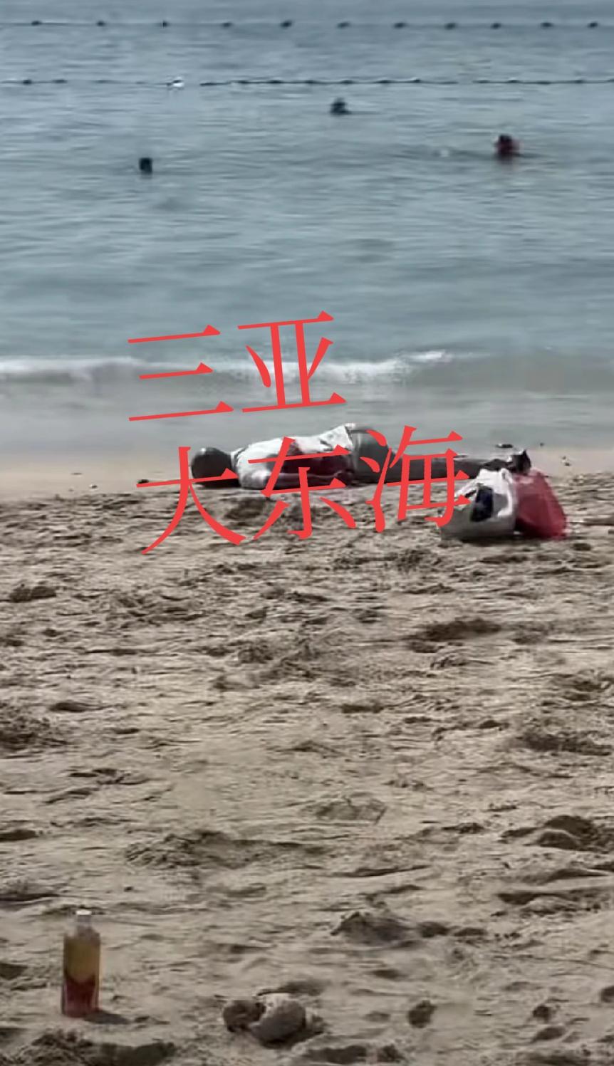 三亚大东海海滩离奇伤人！三人被刀没了！网传图片显示，一名疑似光头、穿白色T恤男子