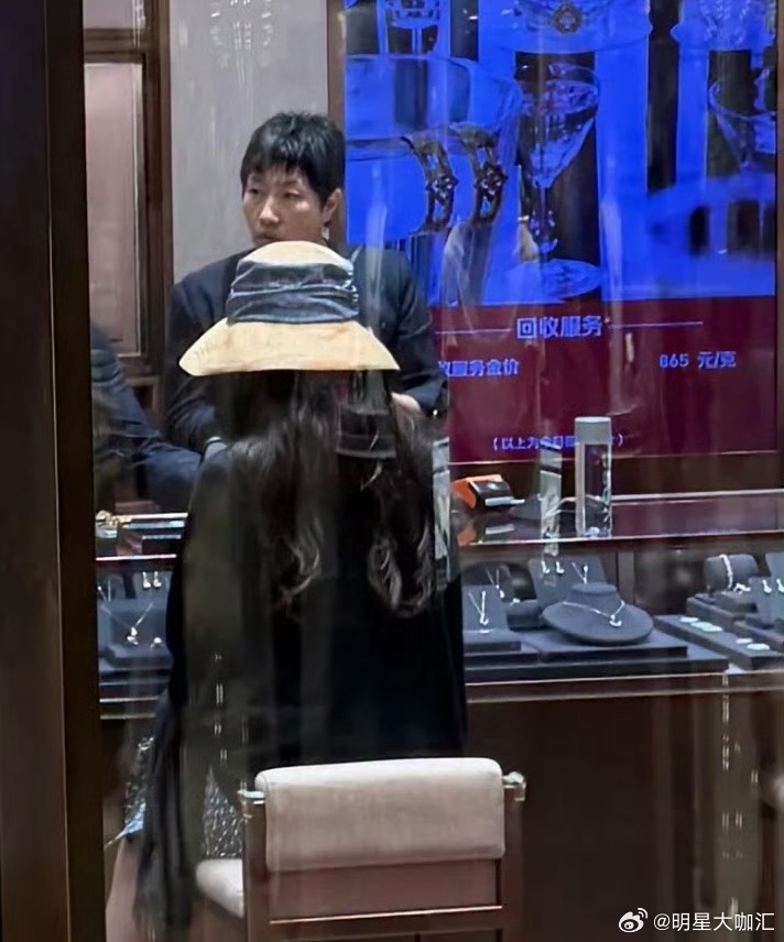 刘亦菲给员工送黄金出手直接送上黄金礼盒，大方程度直接惊艳众人！以往剧组杀青时，她