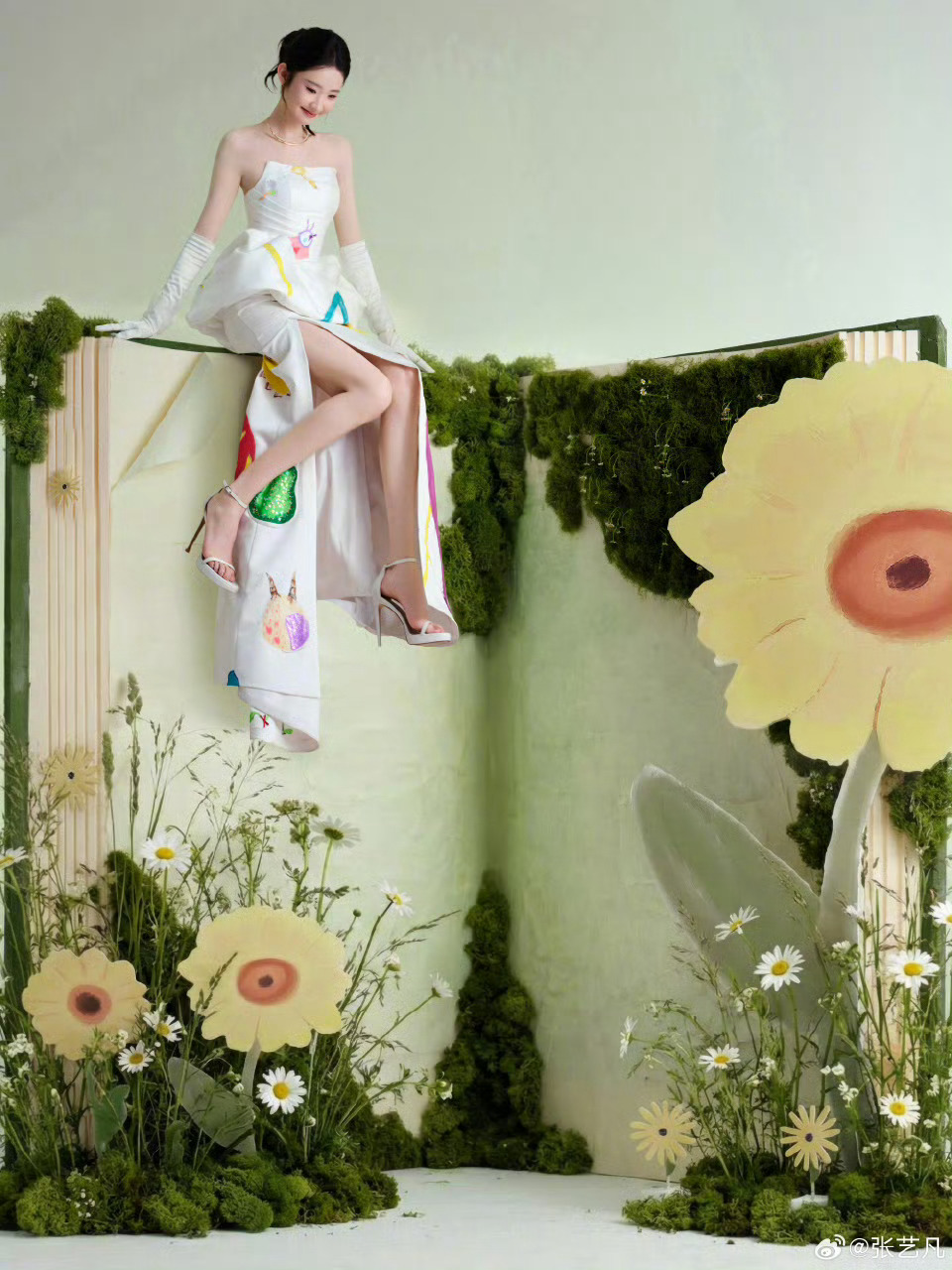 张艺凡从书中走了出来张艺凡要提前过六一了 这是什么在逃公主！这件衣服真的很童趣了