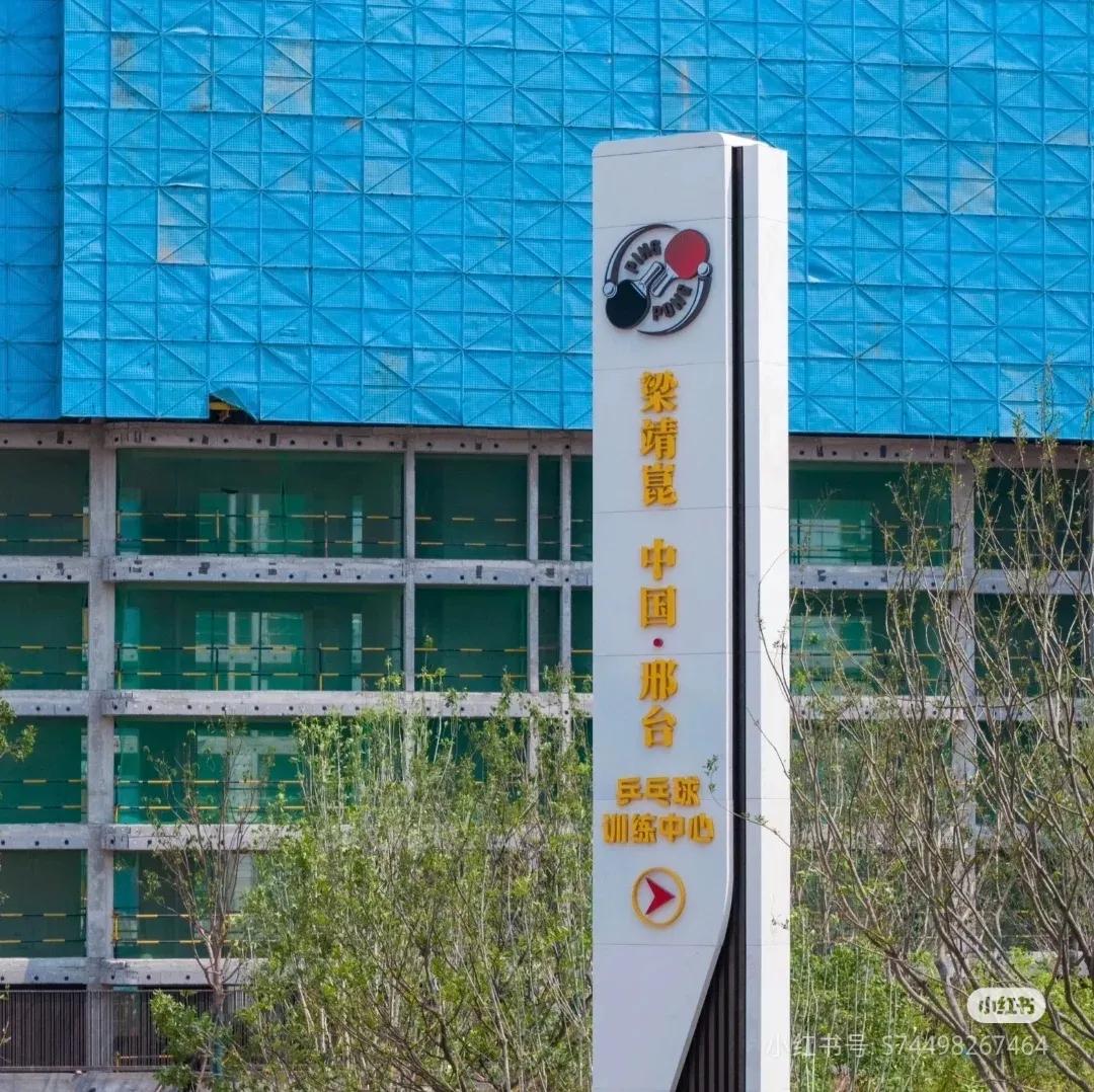 梁靖崑的出现经常会让人出其不意，
图一有网上传出的甜甜已经开了球馆了
又有好多人