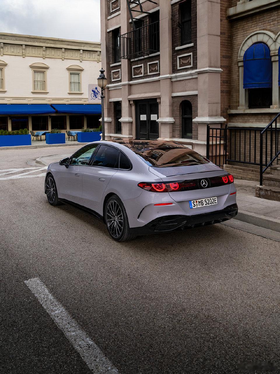 奔驰纯电C级全球首发特别想说，有些设计还得是奔驰。现在每年都遇不到几款一眼看去就