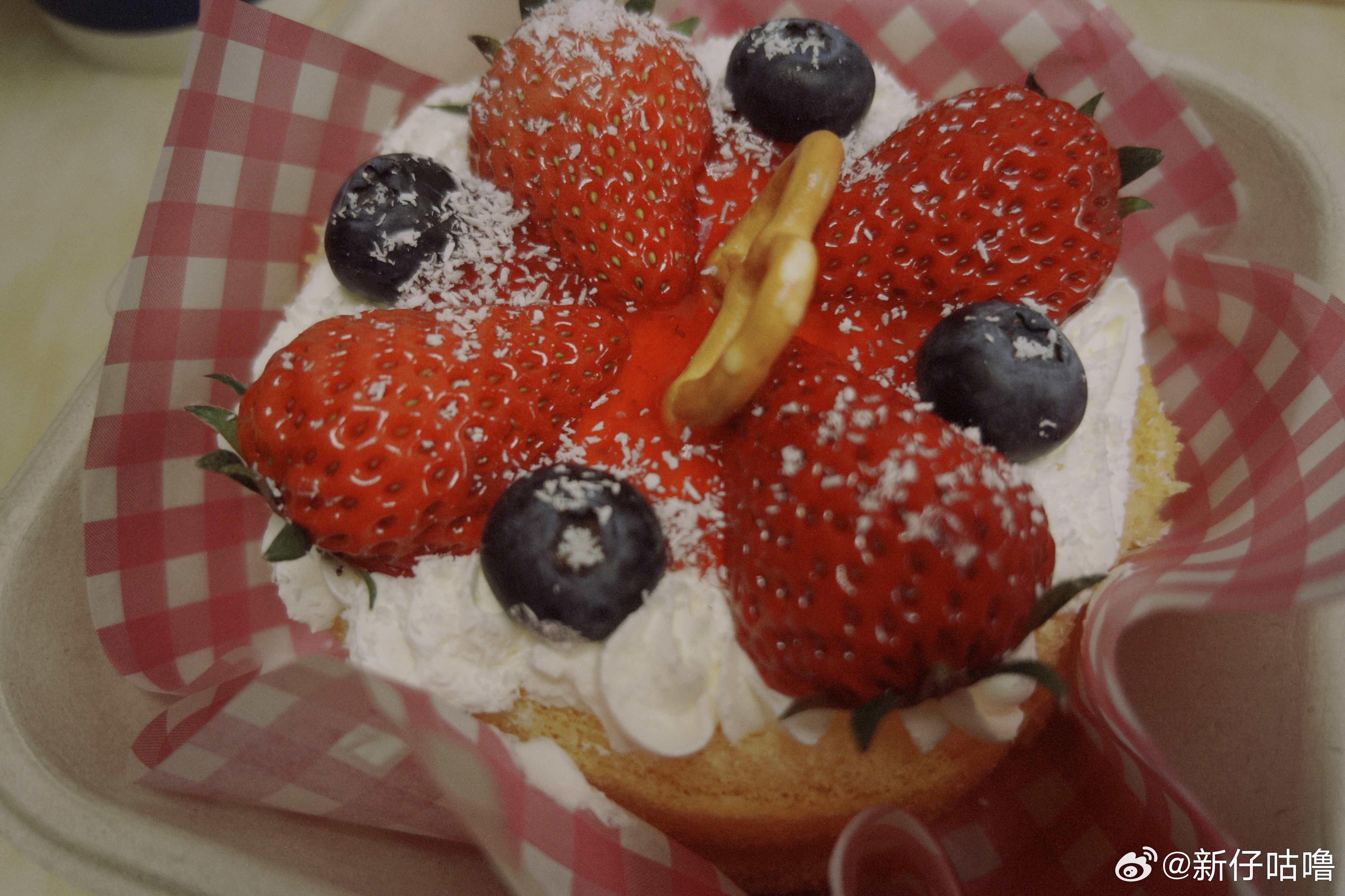 下雨天宅家也能超治愈✨！娃主动收拾书桌、客厅、沙发，干净整洁的样子真让人眼前一亮