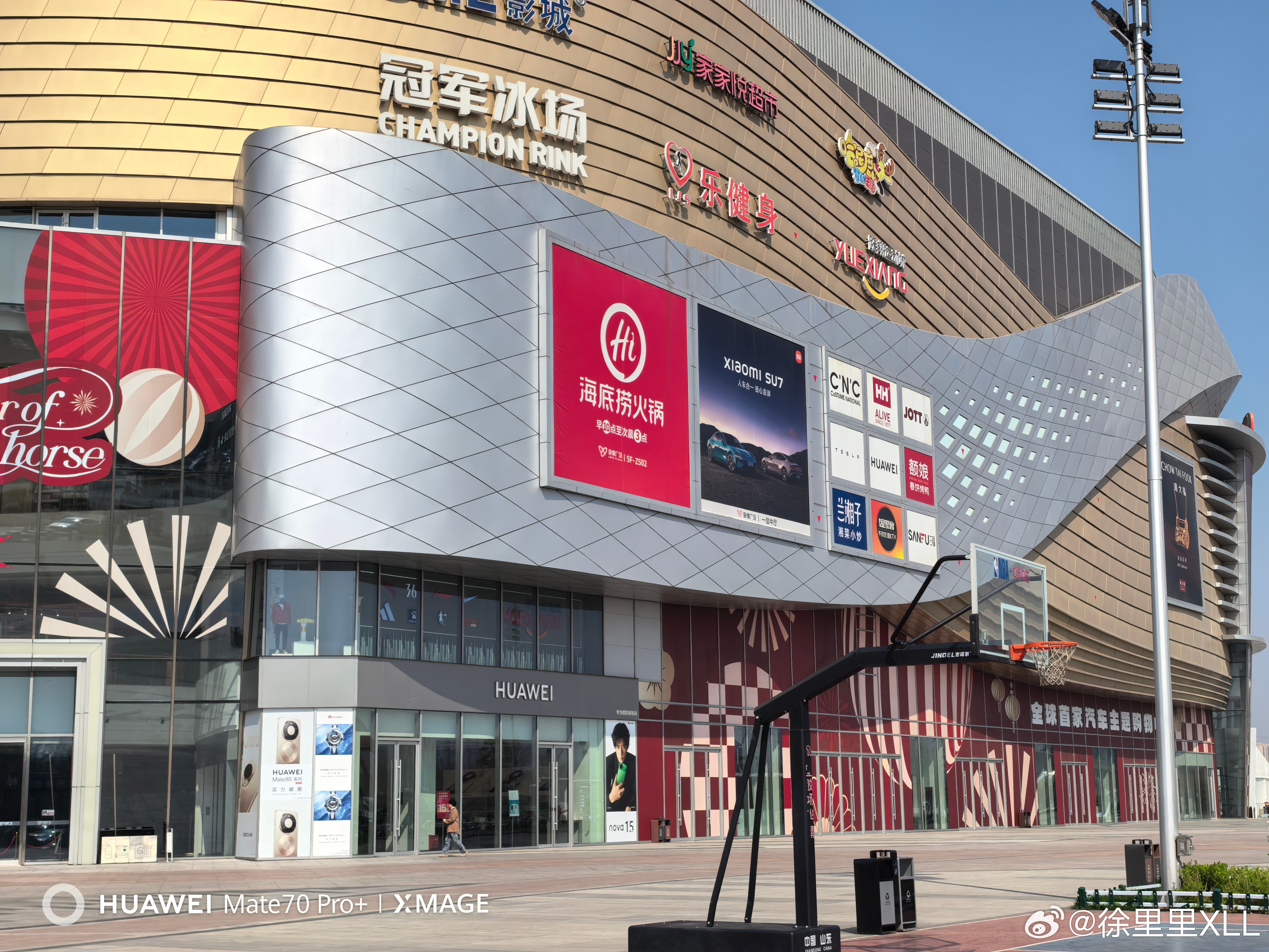 来河北的CBD——保定爱情广场逛一逛。我原以为全是CC的展车。没想到一台都没遇到