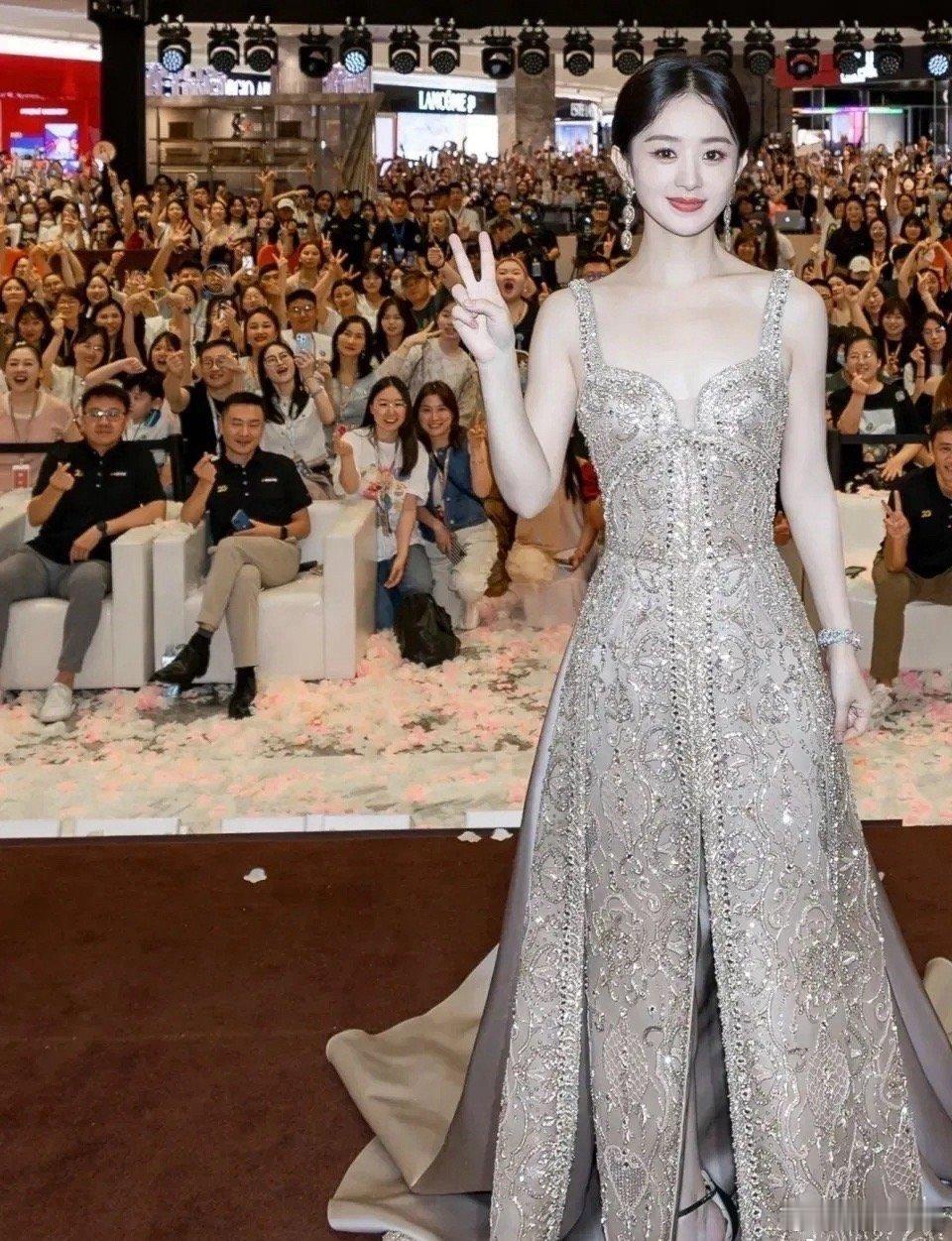 个子矮真的不适合穿这种裙子，好尴尬呀。 ​​​