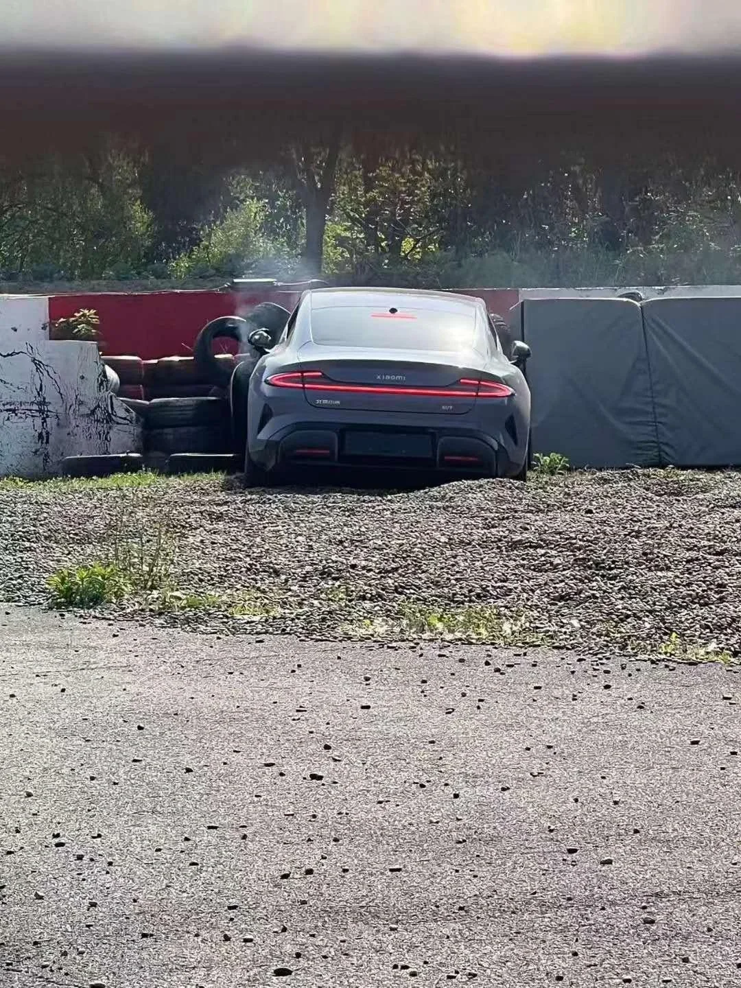 又一台xiaomisu7和赛场围墙来了一次亲密接触，大家不要过多猜疑，撞的多说明...