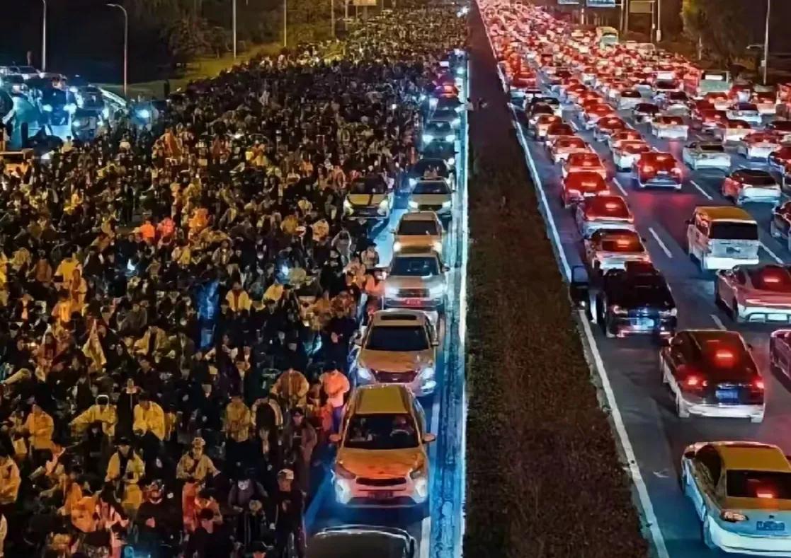 从11月4号到11月9号这几天，大学生开展了夜骑开封的活动，大约有20万大学生加