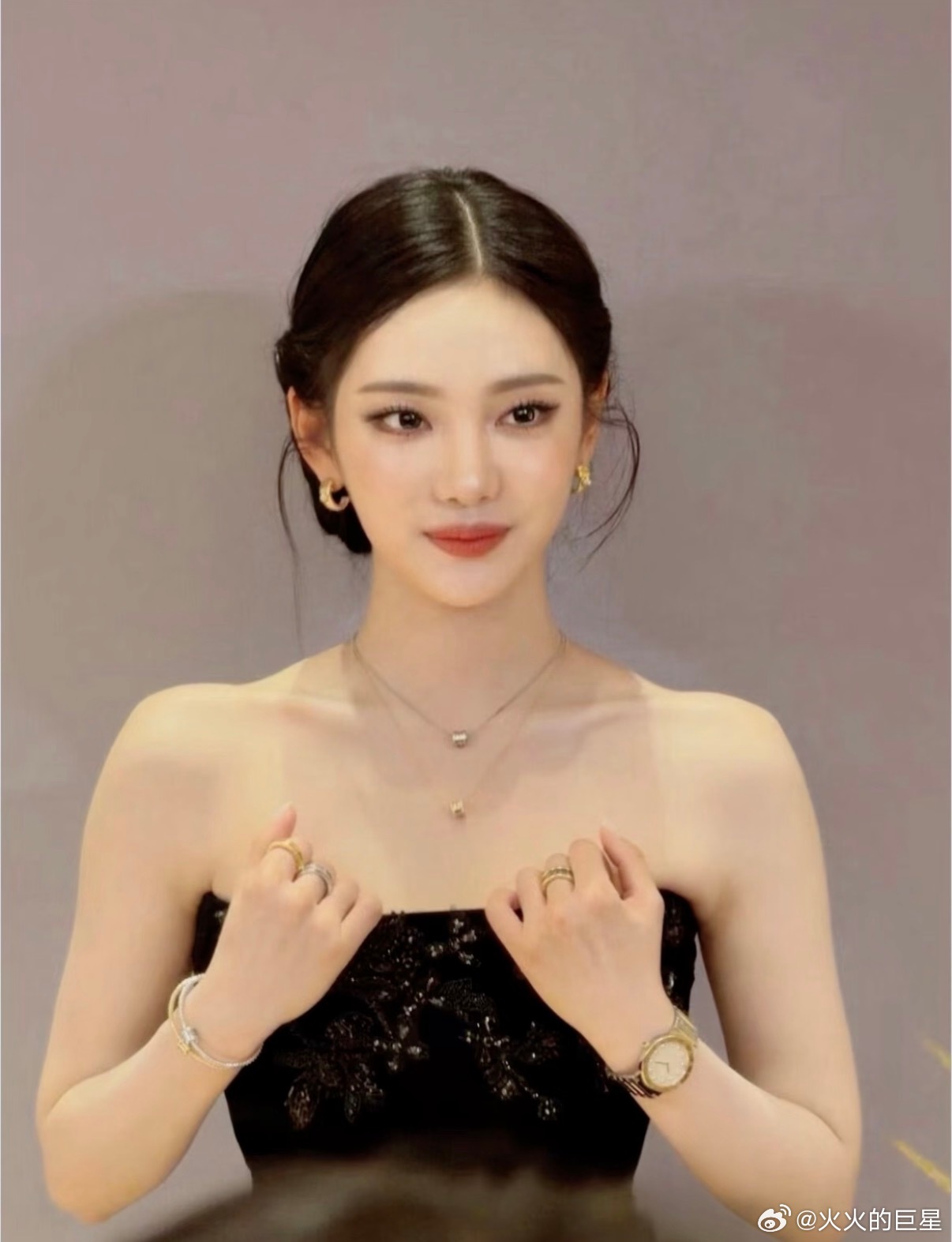 宁艺卓黑丝绒抹胸长裙宁艺卓深圳宝格丽活动路透 这都美成啥了 