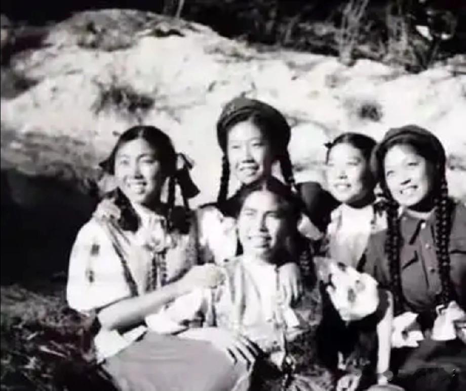 那个跪在坑道里用嘴帮排长排尿的姑娘，是1952年在上甘岭干的，她叫王清珍，那会儿