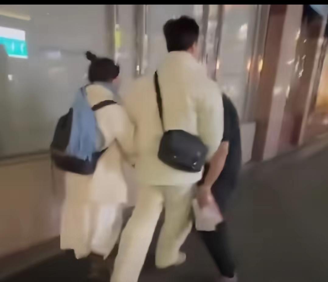 大阪街头这一幕，看完血压直接飙升！中国游客被黑衣男拦路骚扰，一群人围着起哄，转身