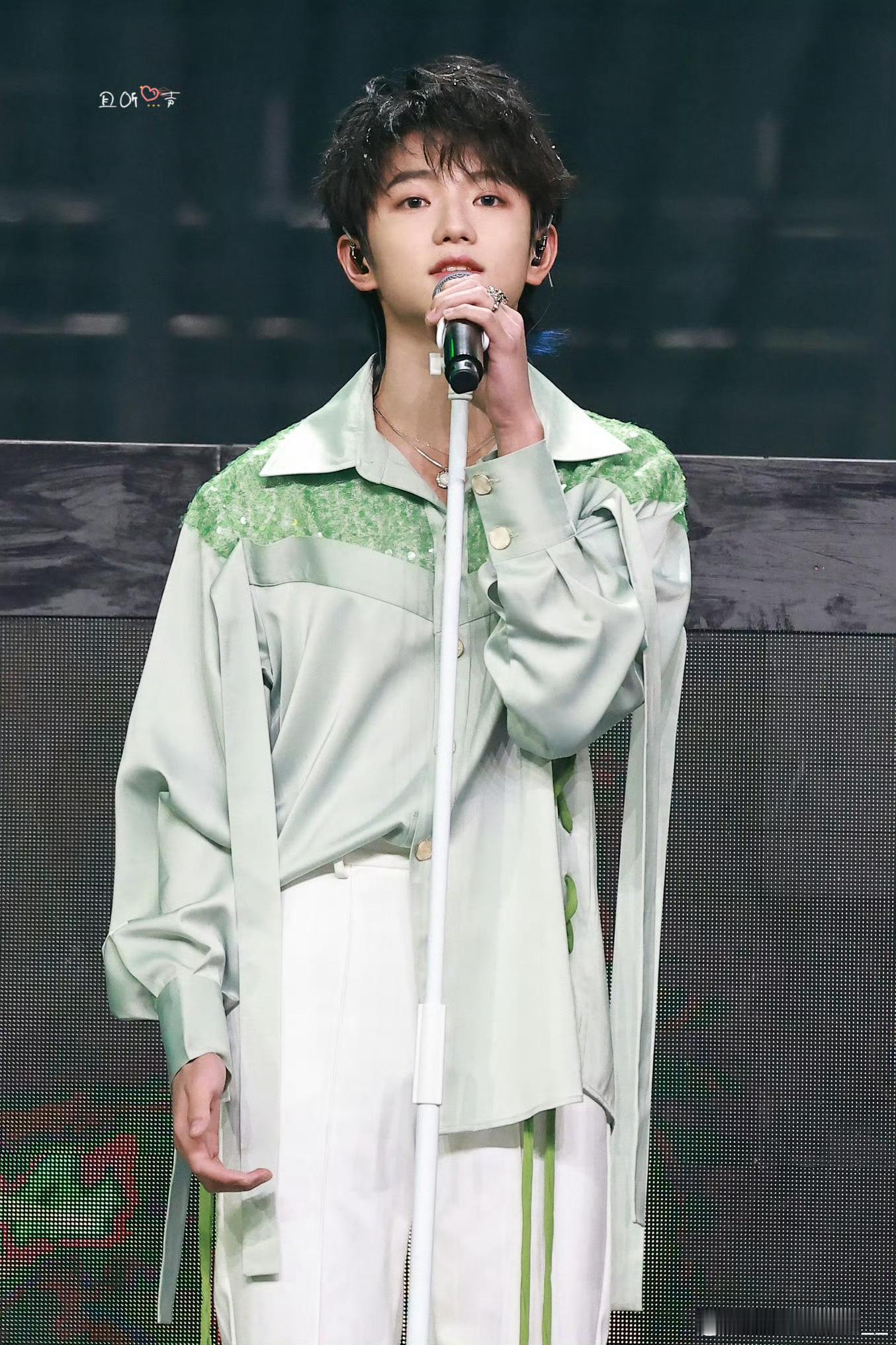 穆祉丞  全能艺人穆祉丞 🍊朝朝穆穆 希望你往后的日子里，漂亮的眼睛要流幸福的