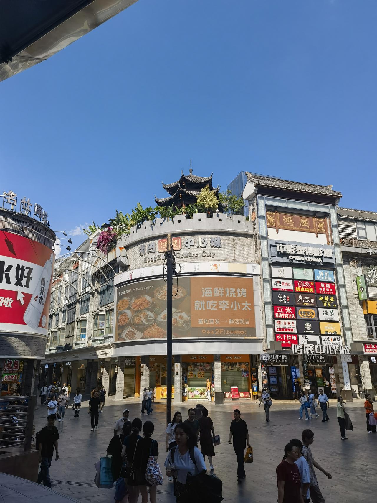 标题：秋天是收获的季节
秋天，并非忧愁伤感之季
秋天，乃是收获爱情的时节
秋天有