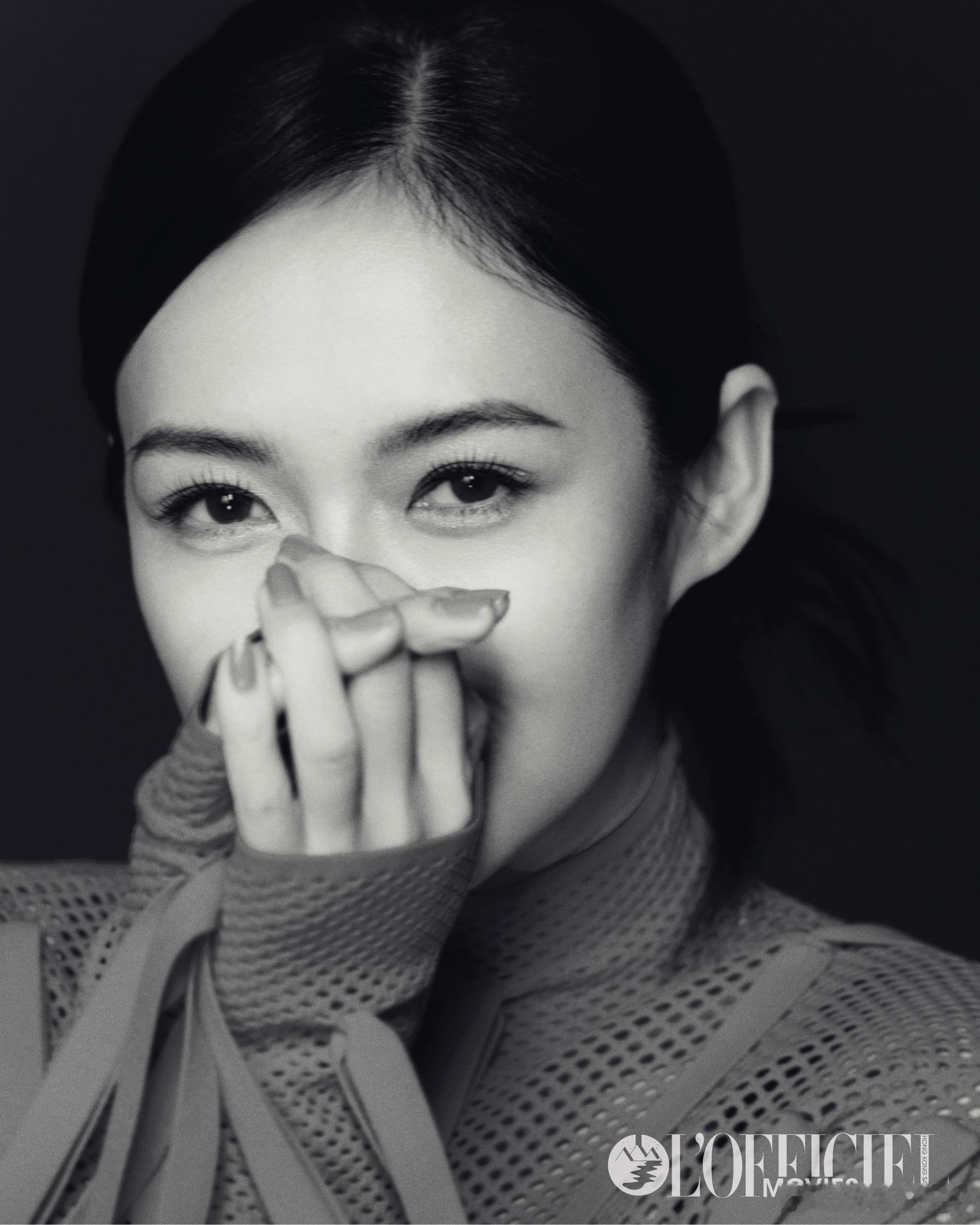 章子怡奖杯版脸颊比心荣誉三连暴击！章子怡拿下三大电影奖项，集齐专业协会、亚洲电影