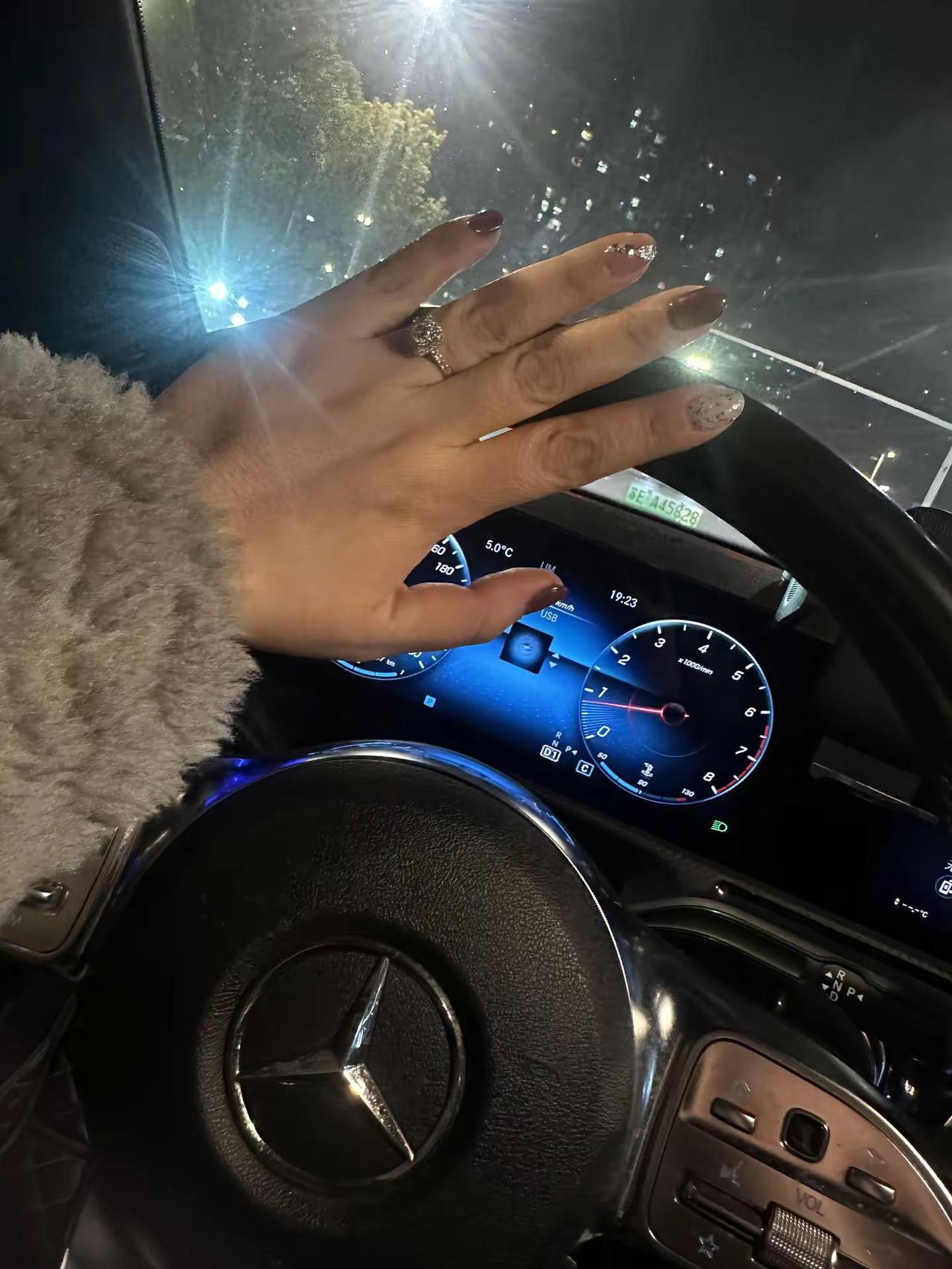 都说开奔驰的女人，深情又专一，因为奔驰没有备胎