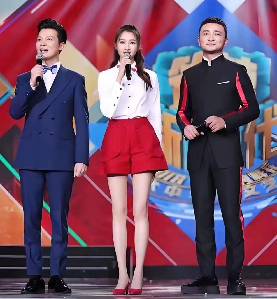 三位主持人同框太惊艳！两帅一美颜值拉满，红衣美女一眼吸睛
 
    三位主持人