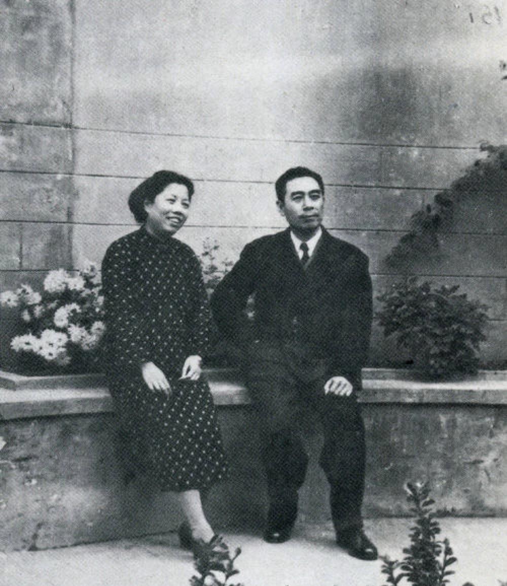 当年，邓颖超和周恩来婚后不久，她发现自己怀孕了。然而，在她竟然偷偷打胎了，周恩来