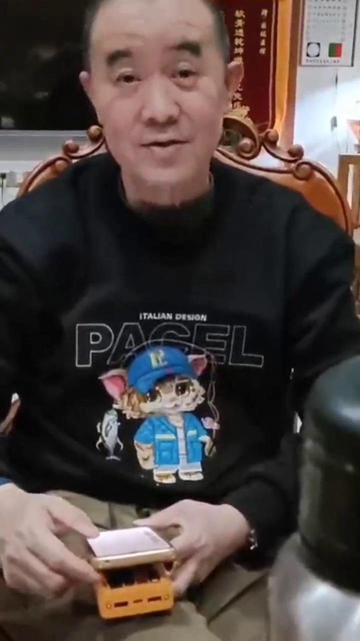 把你那个老婆撑过来算了，你这个头发长的那些地方，我三十六岁就头顶了，现在已经头发