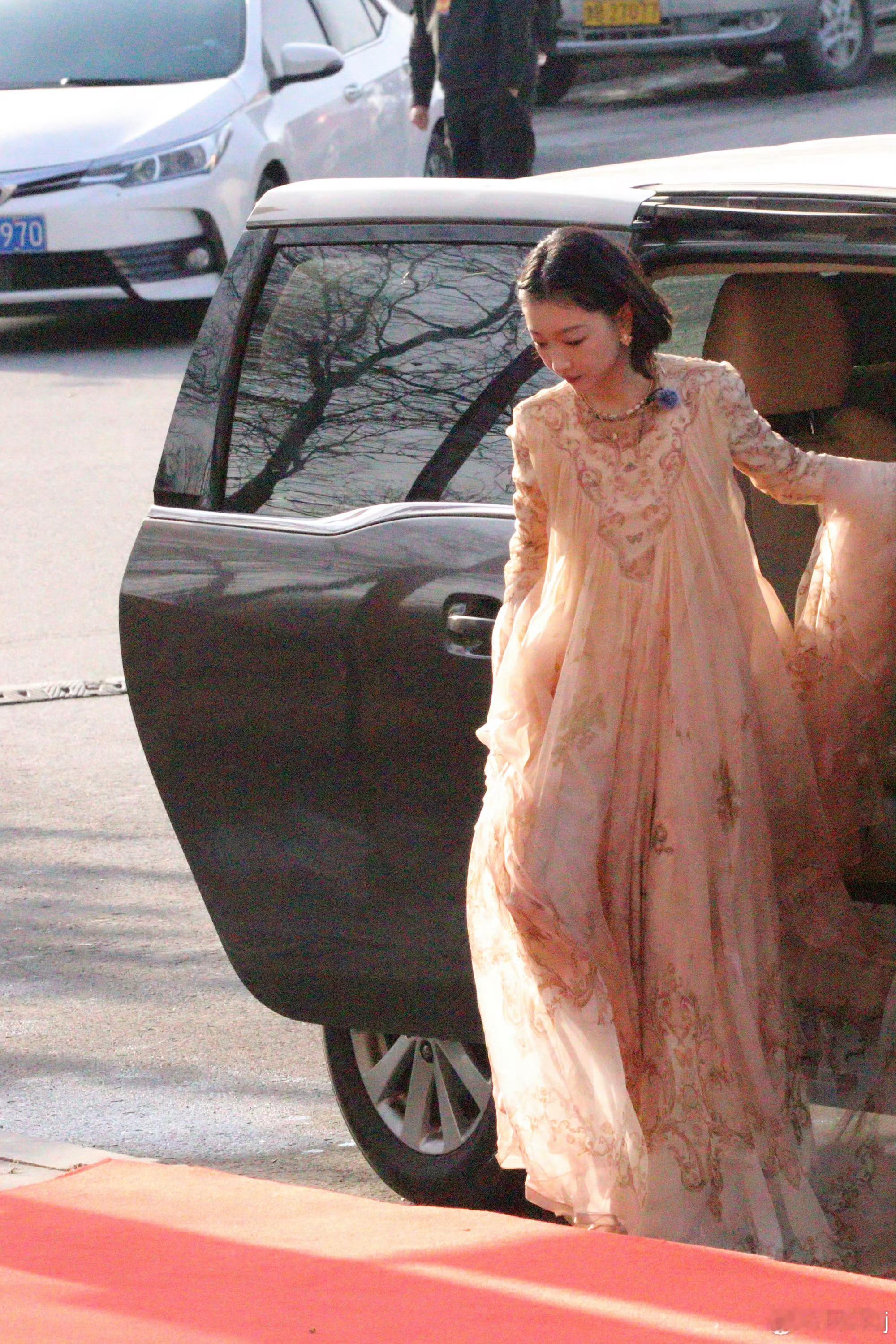 意外瞬间更显真实可爱，裙摆被卡的小插曲里，懵懂低头再蹲下整理的模样软萌十足。自然