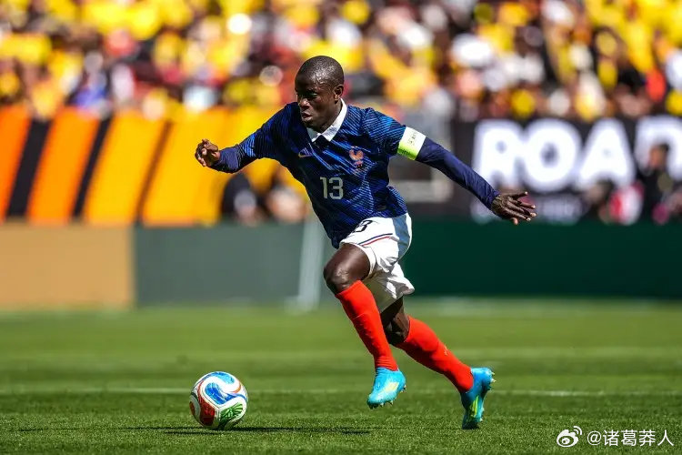 沙特淘金归来仍是少侠！35岁坎特佩戴队长袖标，6次抢断硬刚强敌。为了2026世界