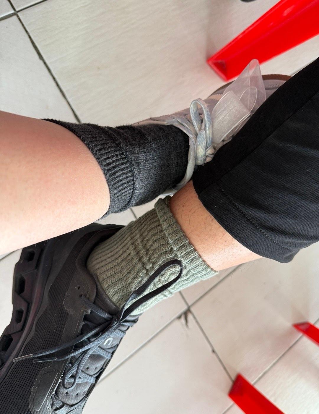 两个纯傻子穿着冬天的袜子在高温下坚持了一天，终于可以坐船去水屋了，这一刻所有的奔