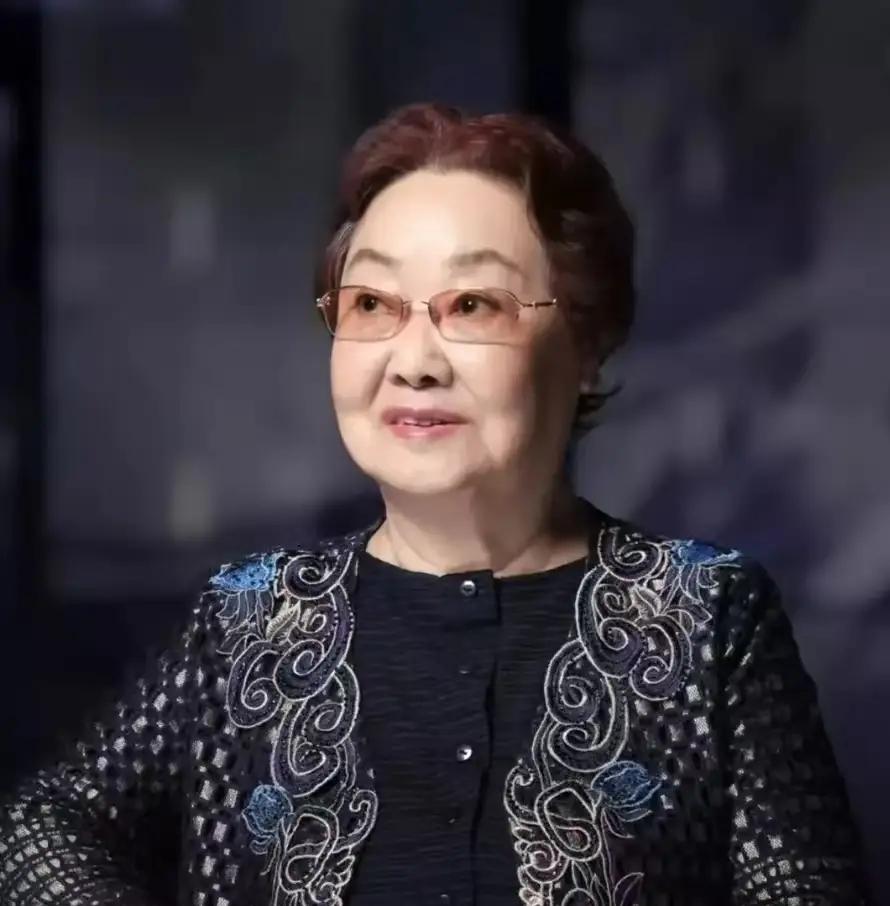 97岁“人民艺术家”郭兰英去世，
最让人难过的不是再也听不到她唱的南泥湾，看不到