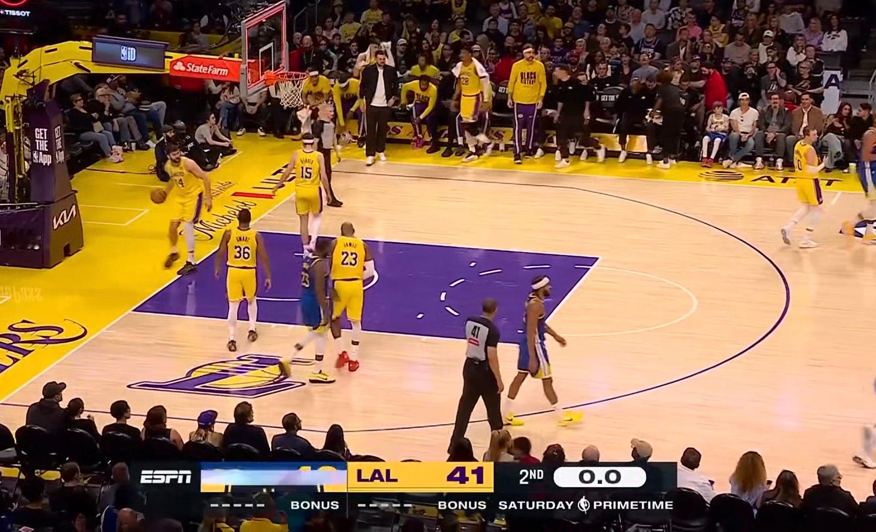 半场湖人41:42落后勇士一分，上半场进攻完全打不出来。勇士这队伍畸形，但是对上