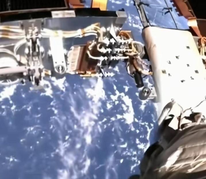 支持空间站配备攻击性武器

美星链卫星两次危险抵近我国空间站，这明显是不怀好意。