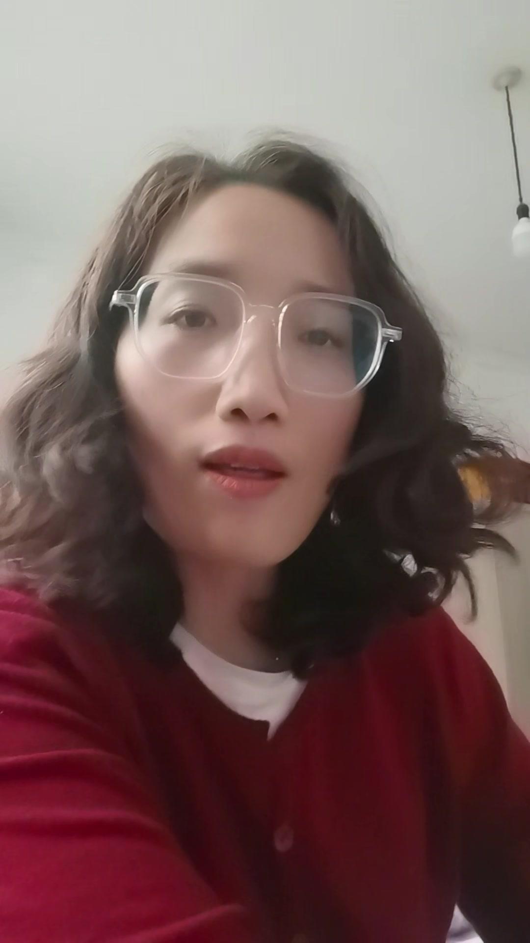 千万别炫耀！会给人压力！炫耀本质是给自己树敌，别随便炫耀。
你觉得分享好的事很开