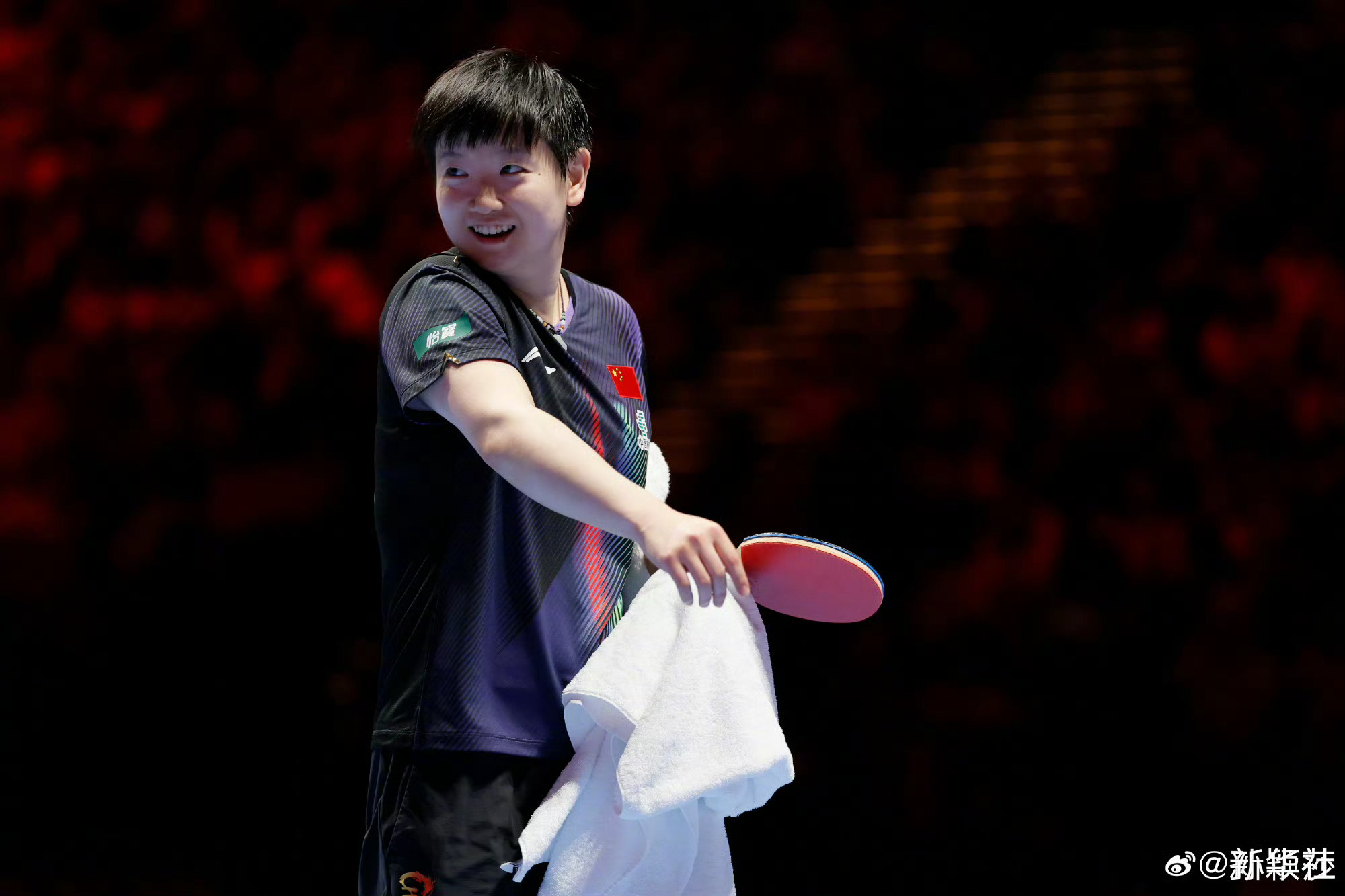 孙颖莎的球拍上刻着“稳”，那是邱贻可送她的檀木珠上的字。从德班世乒赛的绝地翻盘，