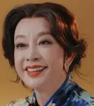 在2026年4月热播的综艺《无限超越班4》的监制捞人环节，刘晓庆选择了朱孝天，并