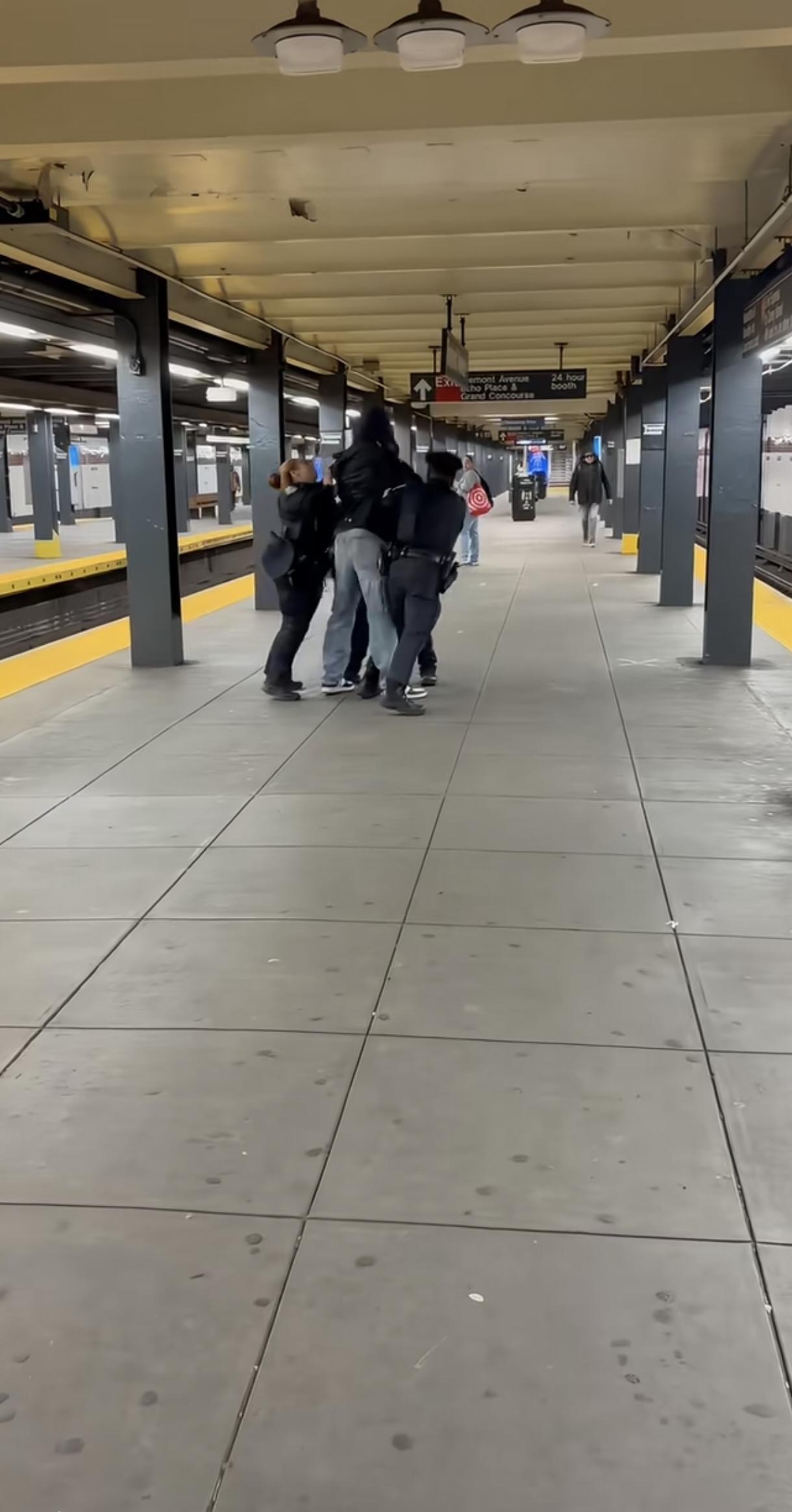 好似三只狮子围攻一头长颈鹿，三个纽约警察竟然拿不下大个子，金刚就是身大力不亏，三