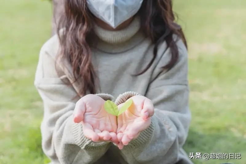 昨天开始收拾房间，准备打扫干净后出门。
看着干净整洁的环境，心情都好多了，
所以