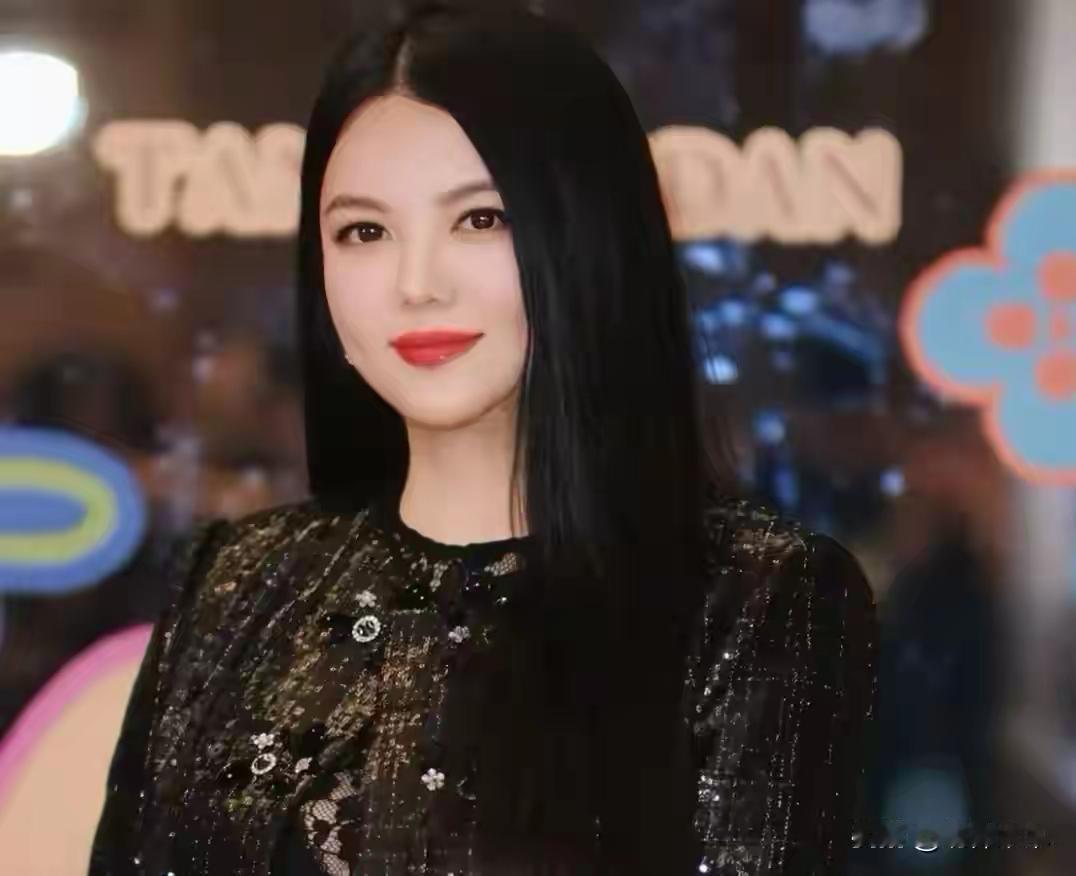 名人的社交账号中稍有异动就会引发广泛关注。这次，李湘的微博、抖音、小红书等多平台