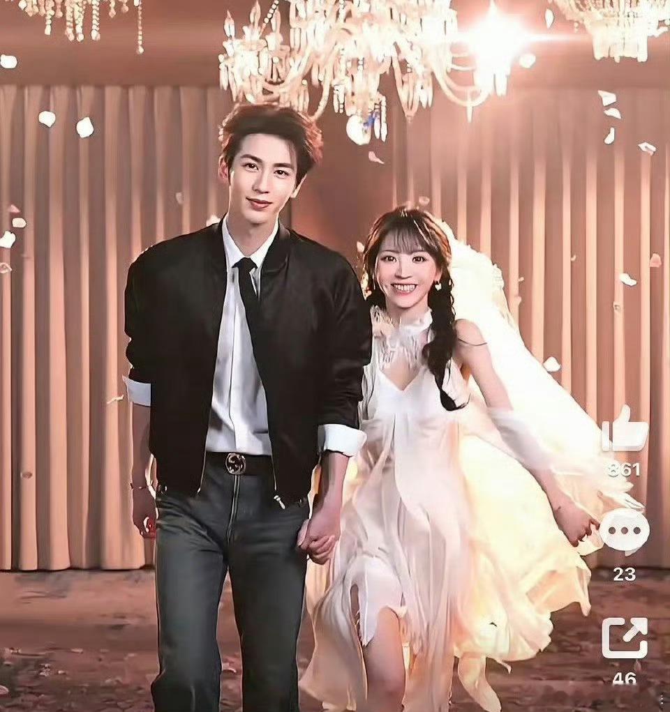 田曦薇现在的笑容怎么这么奇怪，是因为脸小的缘故吧 