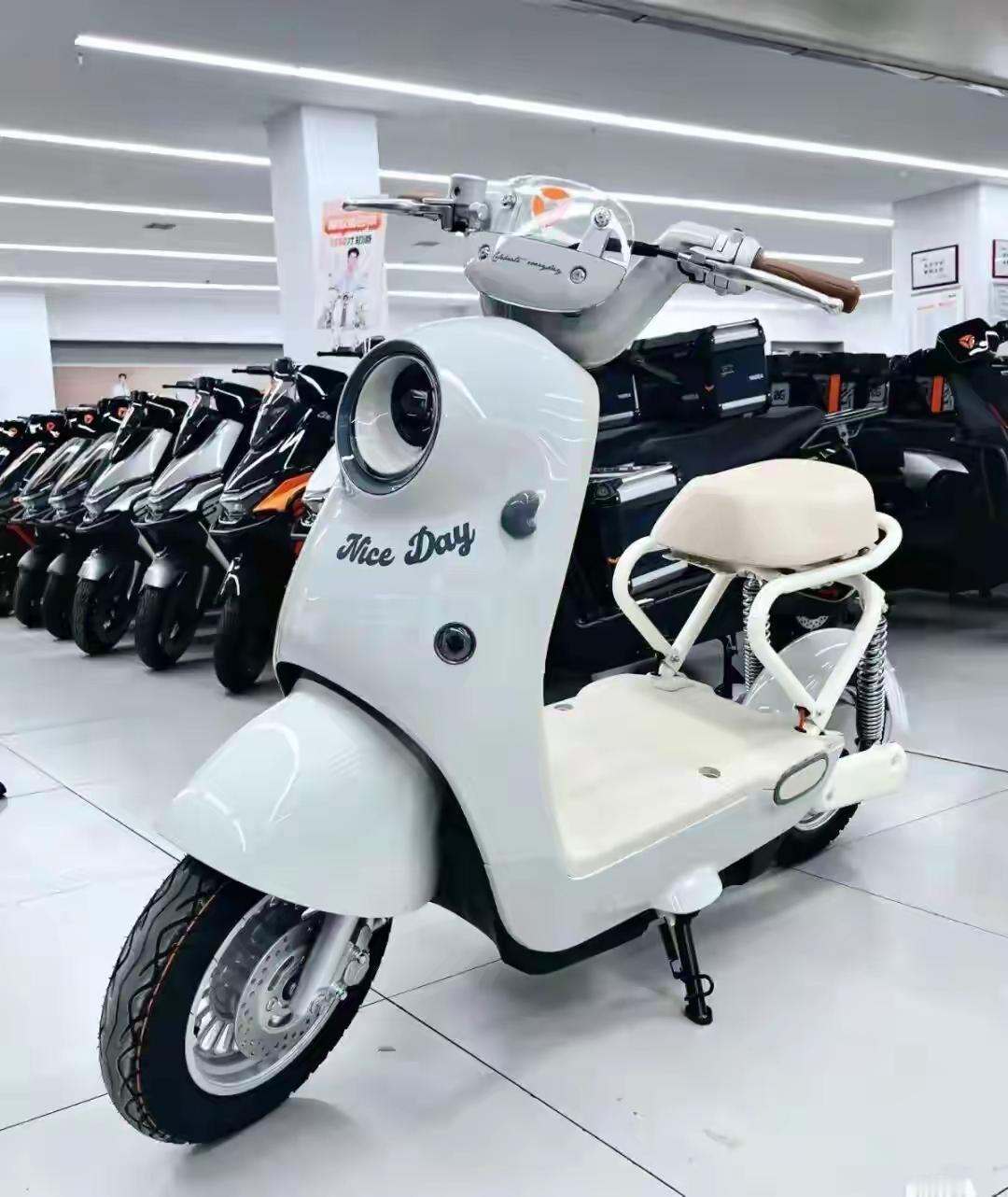 12月1日电动车新国标过渡期结束，2000万外卖骑手陷入困境。新国标车限速25k