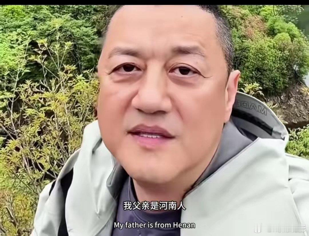 李亚鹏户籍香港人李亚鹏直播说母亲是安徽人，父亲是河南人，他出生在乌鲁木齐是新疆人