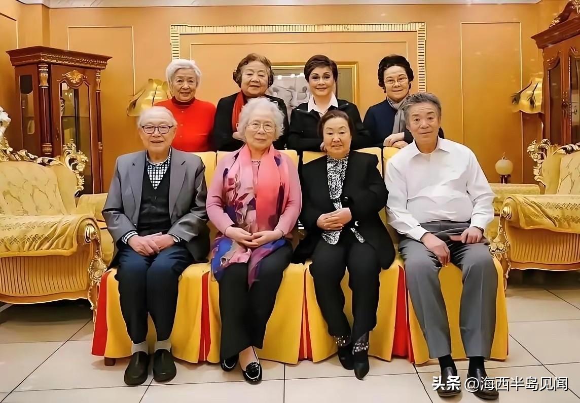 郭兰英生前与七位老一辈人民艺术家的一张十分珍贵的合影。他们是张目、郭兰英、王玉珍