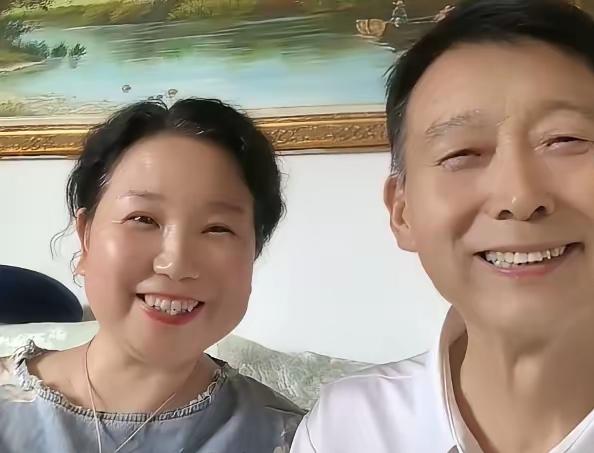 在接连出现的各类疑点不断引来热议的漩里，他大娘晒出跟宽二爷的合照，借着白头偕老的