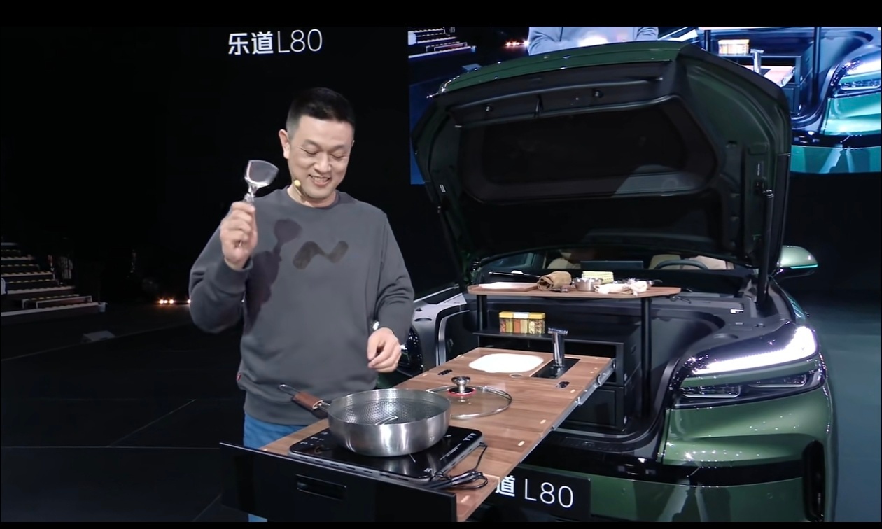 新时代厨房，不是在锅里，而是在车里……乐道L80双舱超级大五座上面都能做饭了……