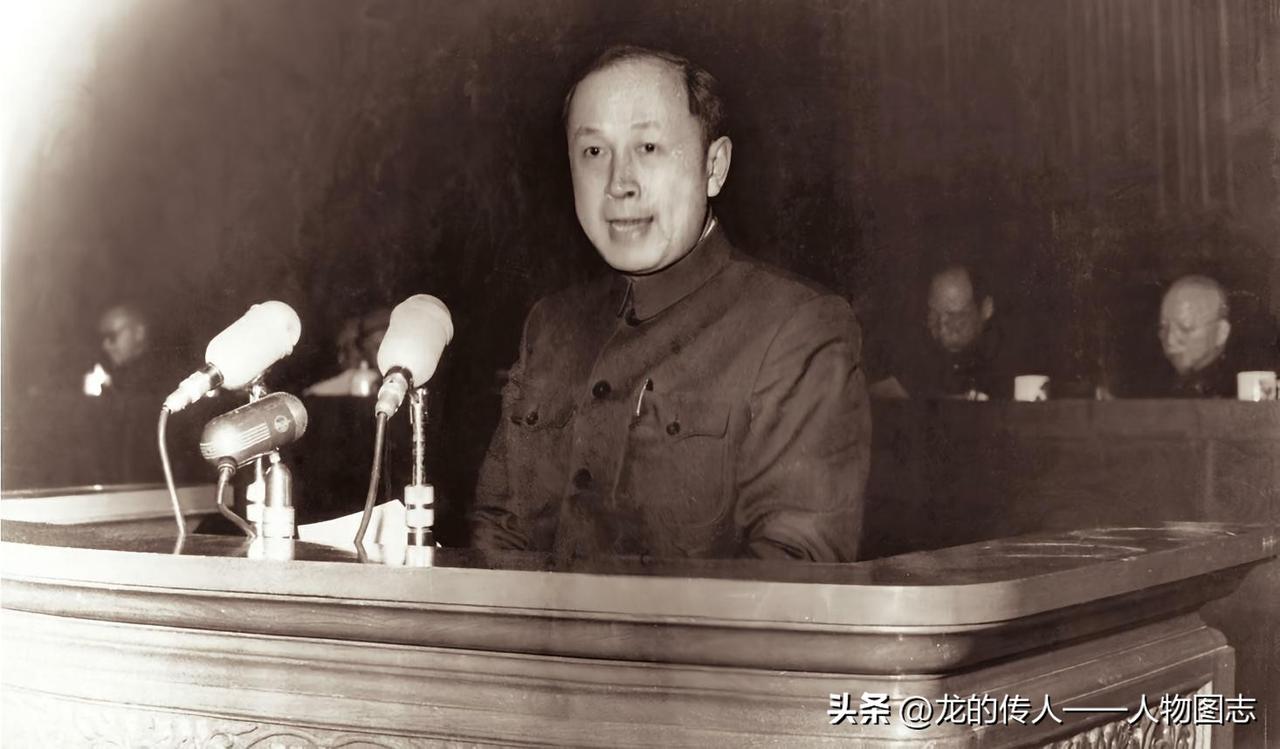 1956年1月，钱学森在解放军总政治部文工团排练场为在京的军队高级领导干部授课