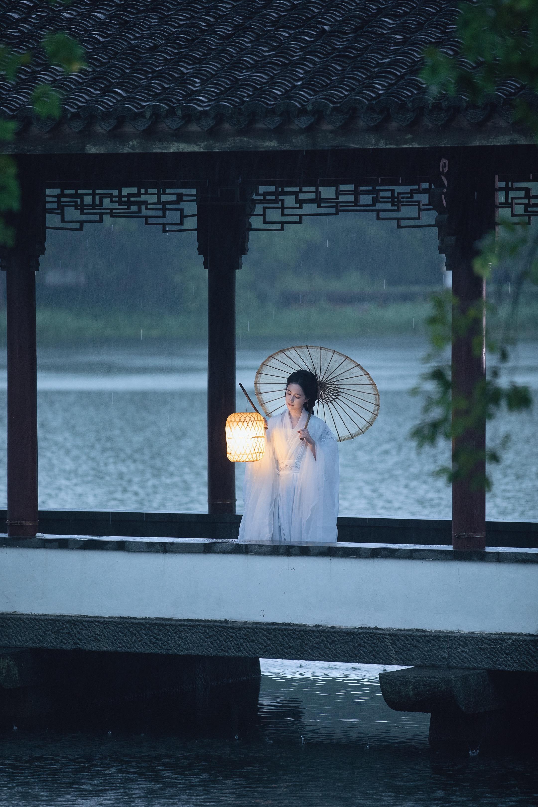 雨纷纷 旧故里草木深。