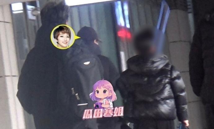 吴京谢楠给儿子报武术班 有八卦媒体拍到谢楠陪儿子吴滺上武术学习班，小朋友背着一把