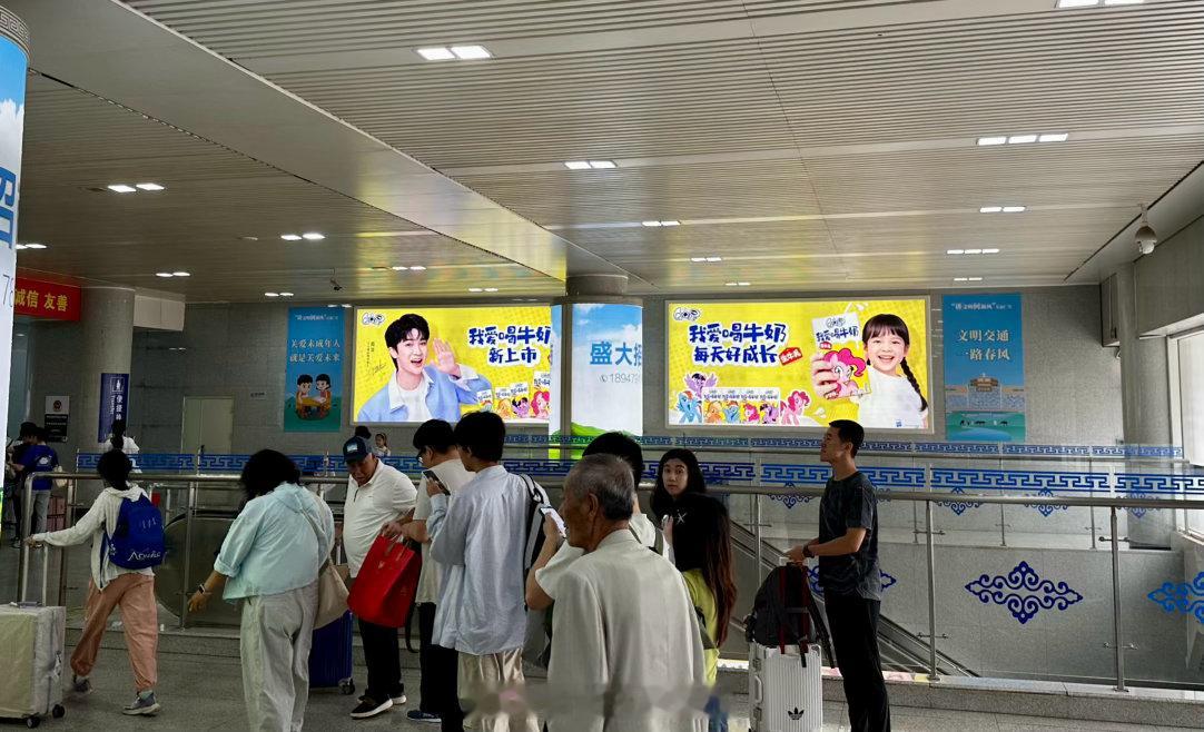 一下车就看到养眼的qq星品牌代言人周深