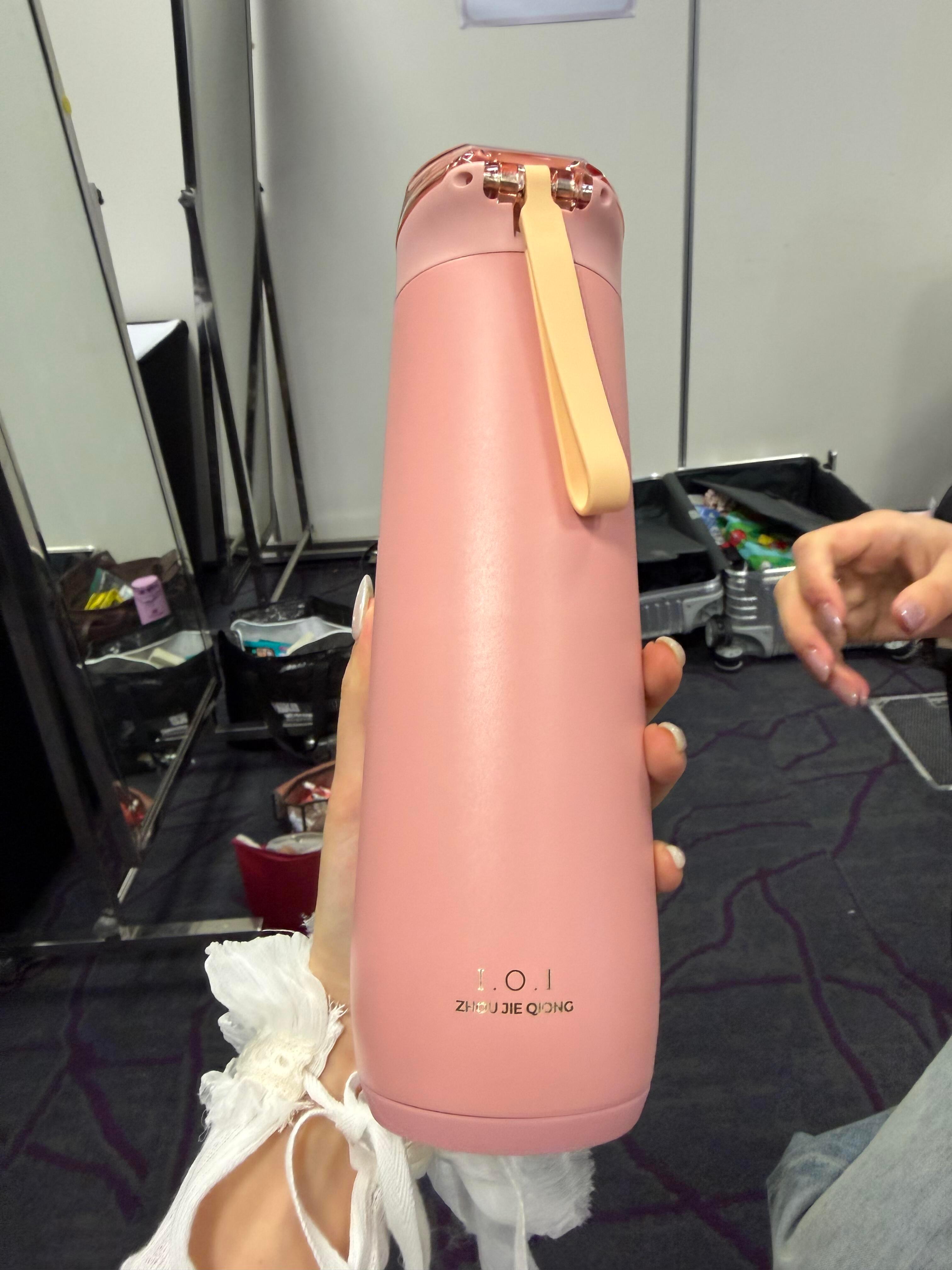IOI成员定制周洁琼名字的水杯周洁琼和成员一直在亲亲抱抱贴贴 都不许说女孩们了我