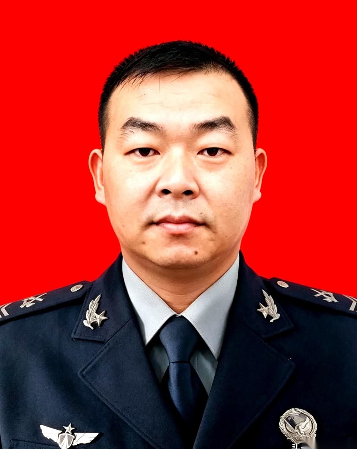 黑烟从三楼窗口喷出来，带着噼里啪啦的爆响。
他已经从里面拖出来两个人了，一个，又