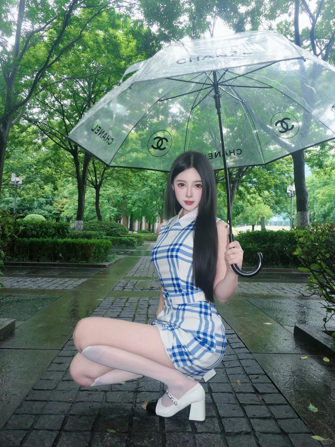 淅淅沥沥的细雨漫过盛夏，蓝白配色酝酿出独属于雨天的温柔氛围感。蓝白格小裙子清爽雅