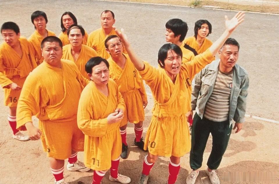 周星馳執導兼編劇的新作《功夫女足》日前於全國正式上映，延續2001年經典《少林足