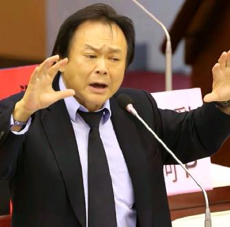 民进党立委王世坚接受采访时表示，郑丽文说她当选国民党主席候选人，民进党只送了一个