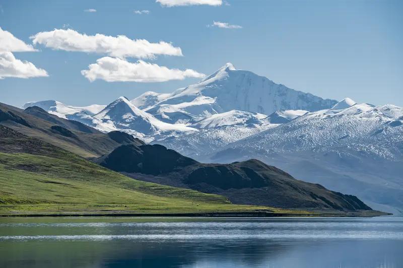 中国最美十大湖泊各有千秋。青海湖是中国最大咸水湖，有“高原蓝宝石”之称，6 - 