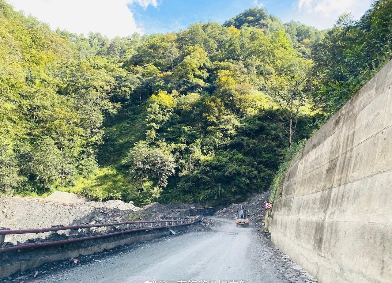 【穿越横断山脉的秘境之路，说走就走德贡公路自驾游好有意思！】
德贡公路，连接迪庆