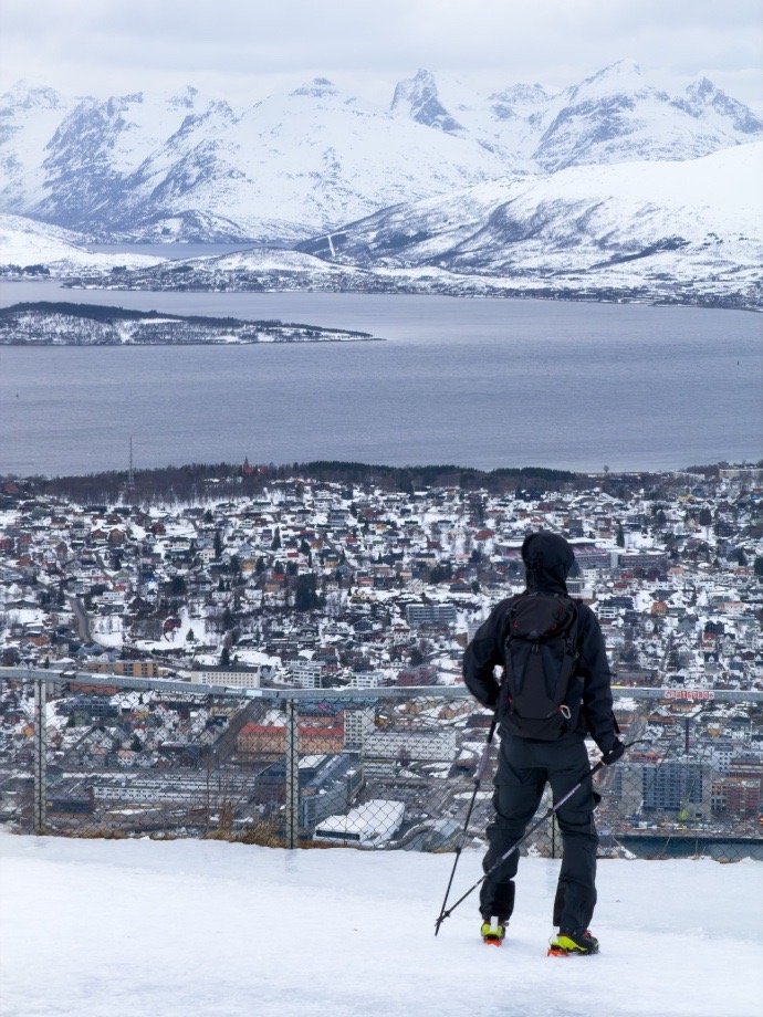 李现一拍一张权威男头  李现晒滑雪照，一拍一张权威男头呢！哥也太是帅哥了吧，含金